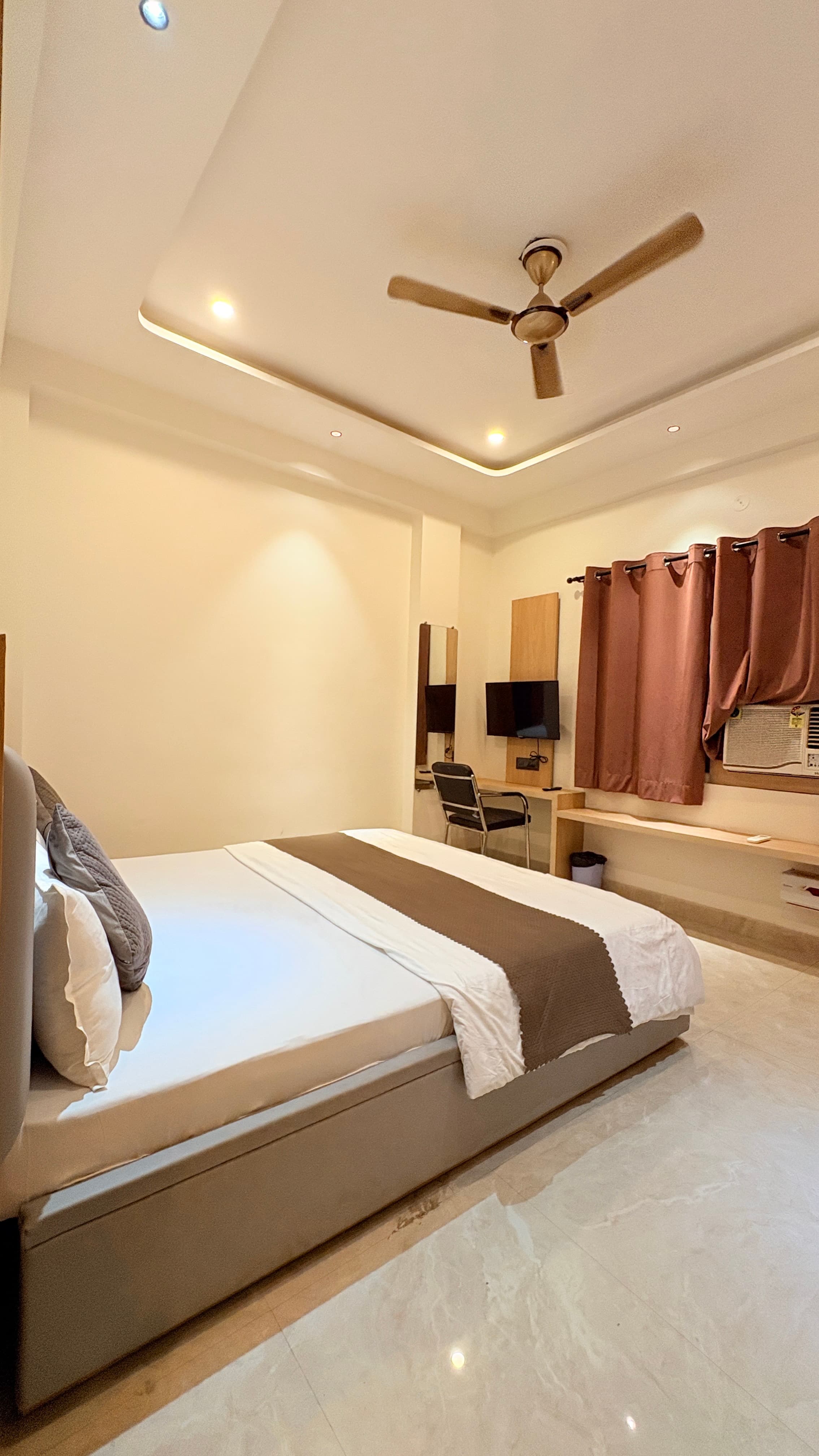 Premium double room with tray ceiling light